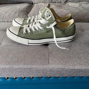 Converse All Star men’s size 9 color is olive used